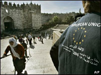 Observador da União Européia observa comíocio de Barghouti no Portão Damasco da Cidade Velha de Jerusalém