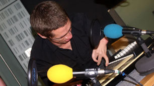 Mat Fraser plays his autoharp (click to view full-size image on Flickr)