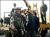 سربازان خارجی و افغان در محل انفجار انتحاری هرات