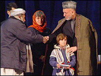 رييس جمهور کرزی و سيما سمر (وسط) در حال بازديد با بازماندگان قربانيان تروريسم در افغانستان 