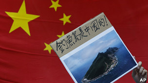 香港保钓示威者在中国国旗前举起钓鱼岛是中国的标语牌(11/9/2012)