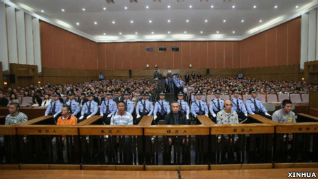 湄公河命案糯康(右一)等六人在昆明市中級法院受審(新華社圖片20/9/2012)