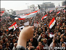 開羅解放廣場上示威群眾揮舞埃及國旗（8/2/2011）