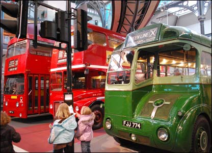 Gian trưng bày xe buýt