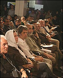 مدعوین در مراسم اهدای جوایز نهمین دو سالانه گرافیک - عکس از سایت رنگ مگزین