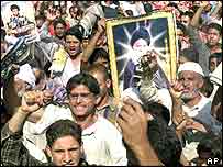 Manifestantes islâmicos xiitas protestam nas ruas de Bagdá