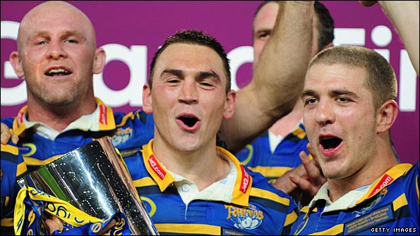 Sinfield poses with the Super League trophy with coach Brian McClennan