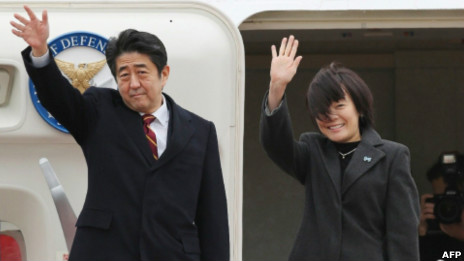 Ông Shinzo Abe và phu nhân rời sân bay Tokyo lên đường thăm Đông Nam Á