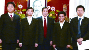 Thạc sỹ Nguyễn Minh Triết (thứ hai từ trái sang). Ảnh của báo Tiền Phong