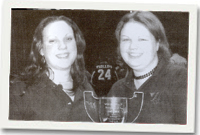 Cadeirydd CFfI Llanfyllin Cathy Jones, yn llongyfarch Katy Watkin ar ennill Cwpan Goffa Wendy Davies a roddir i'r actores orau 21 oed a hŷn