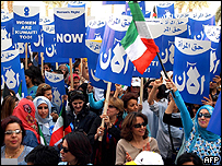 Gösteri düzenleyen Kuveytli kadınlar