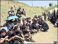 Người tị nạn Uzbek chạy sang nước láng giềng