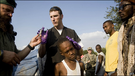 US doctors visit children in a make-shift camp at a golf course