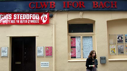 Cyrraedd Clwb Ifor Bach yng Nghaerdydd ar gyfer y gig