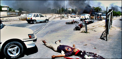 کراچی کے علاقے ملیر میں ایک نوجوان کی لاش سڑک پر پڑی ہوئی ہے