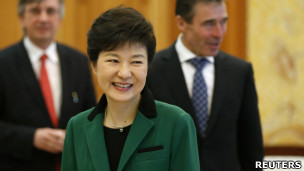 朴瑾惠在首尔青瓦台接见北约秘书长拉斯穆森（12/4/2013）