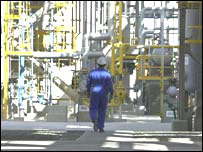 Bir petrol rafinerisi