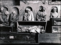 Peça incluída na exposição 'Six Feet Under'