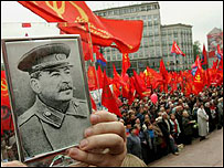 Kiev'deki gösteride Stalin posterleri taşındı