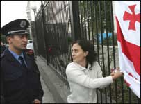 Joven ucraniana protesta contra a Rússia em Kiev, pela Geórgia
