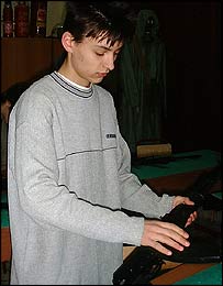 Học sinh Nga tập sử dụng súng