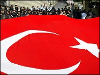 Багато хто в Туреччині протестує проти намагання міжнародної спільноти змусити турків визнати вірменський геноцид