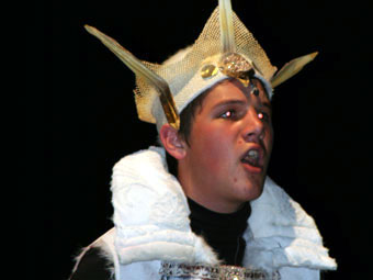 Osian Llewelyn Edwards yn chwarae rhan Bendigeidfran