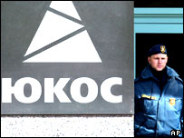 Policial vigia sede da Yukos
