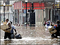 Мародери забирають не лише їжу, а й електроніку та інші товари