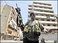 Şii Emel örgütünün milisi, Mayıs ayındaki olaylar sırasında sokak başında nöbet bekliyor.