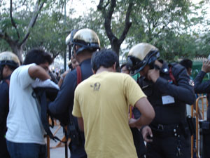 Lục soát túi xách