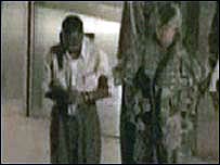 یروهای آمریکایی چشم ها و دستان شهروندان ایرانی را پس از دستگیری بستند و آنها را به مکان نامعلومی منتقل کردند