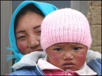 藏族妈妈给孩子试帽子