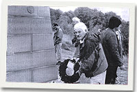 Aelodau o Glwb y Ffiwsilwyr Brenhinol Cymreig a deithiodd yn ddiweddar i Lille yn Ffrainc.