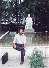 قهار عاصی در پای پيکره فردوسی در مشهد