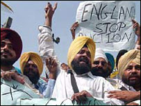 नीलामी का विरोध करते प्रदर्शनकारी