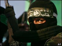 Militante do Hamas em comício na quinta-feira
