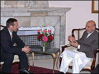 د کاناډا د دفاع وزير پيټر مک کې له ولسمشر کرزي سره په کتنه کې (ارشيف)