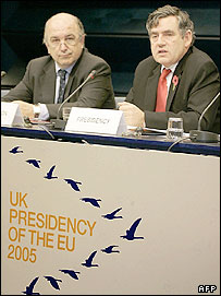 گوردون براون (سمت راست) وزير دارايی بريتانيا