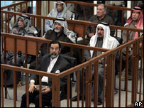 Saddam Hussein e outros réus durante o julgamento