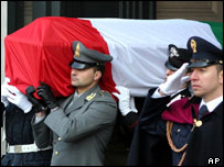 سربازان ايتاليايی تابوت حامل جسد کاليپاری را در رم حمل می کنند