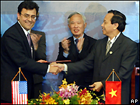 Phó đại diện thương mại Karan Bhatia và Thứ trưởng Thương mại Lương Văn Tự