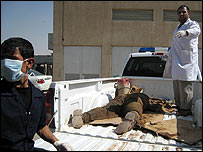 Bİr saldırı sonrası ceset taşıyan bir kamyonet