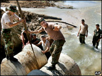 Lính Libăng sửa đường cho dân