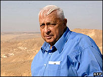 آريل شارون در حال بازديد از صحرای نگو در نوامبر ۲۰۰۵