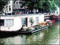 Сув устидаги уй