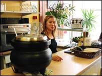 chủ quán Hoàng Thu trong quán "Phở"