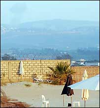 جنوبی پہاڑوں پر سے اٹھتا ہوا دھواں