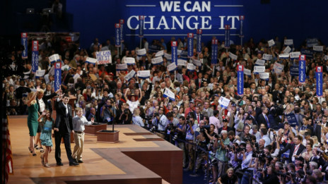 Paul Ryan cùng mẹ, vợ và các con trên sân khấu
