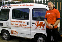 John Rowlands gydag un o'r faniau